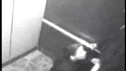 Câmara de segurança-Broche num elevador filme pornô a três