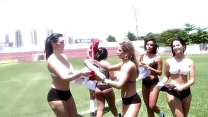 Rapariga a jogar futebol  quero assistir filme pornô no youtube