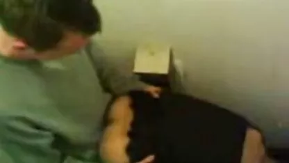 Apanhei a tua miúda com a cabeça na sanita filmeseroticosonline