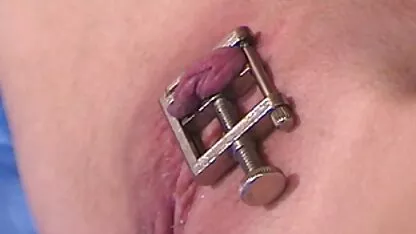 Bondage, amarrado pela cama pelo dom com os lábios de rata bem abertos.  videos porno por dinheiro