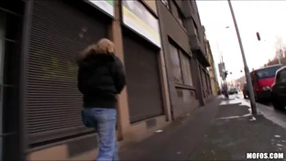 A rapariga concorda em aceitar dinheiro para foder o público vídeo de novinha pelada