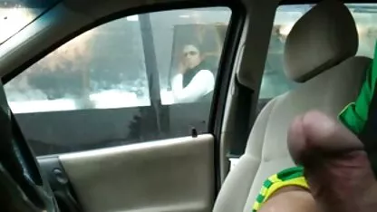 A piscar no carro através da janela do autocarro sexo selvagem entre mulheres