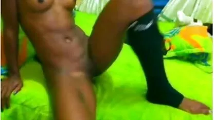 Alusões a Ebony strange, mostrando e tocando porno animal com mulher