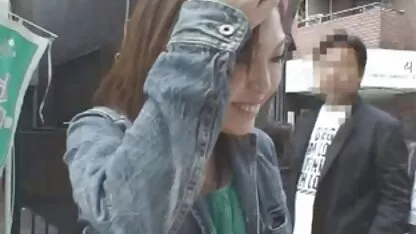 Rapariga asiática curiosa sobre a caixa sexo coroas videos