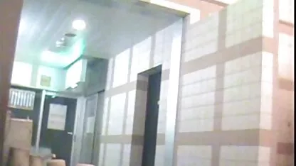 A casa de banho, todas as raparigas nuas