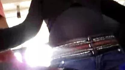 Curioso com cotovelo no autocarro