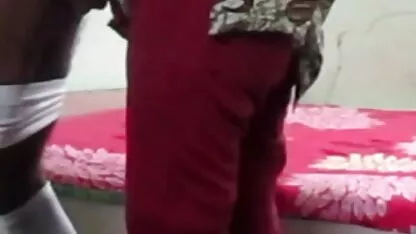 A mulher a foder o rabo com o strapon e a bater-lhe uma. vídeos pornográfico gratuito