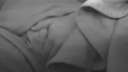 A rapariga foi apanhada a masturbar-se debaixo da mesa. porno yxxx