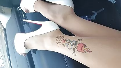 Eu faço tatuagens no pé, no tornozelo, no Voyeur. as melhores encoxadas no onibus