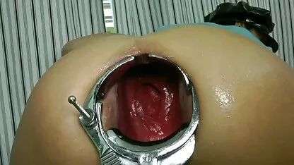 Camadas profundas do speculum extremo do cotovelo para cima mulher negra fazendo filme pornô