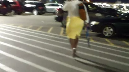 Loura, vestido amarelo apertado. videos online de sexo gratis