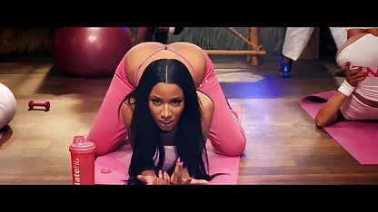 A Nicki fez uma mistura de anaconda. sexo real violento