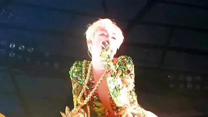 A miley cyrus a fazer uma compilação de sexo.