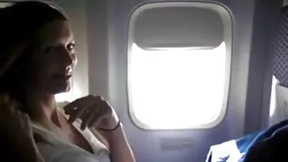 A principal mulher a masturbar-se no avião.
